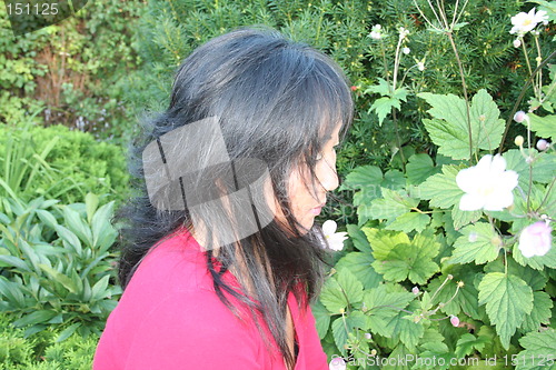 Image of Black-haired girl in profile