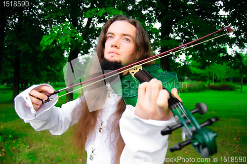 Image of Young violinist 