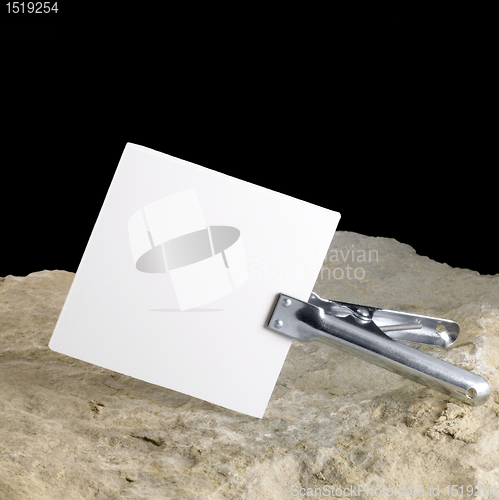 Image of paper and clip 