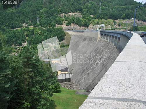 Image of embankment dam in Th