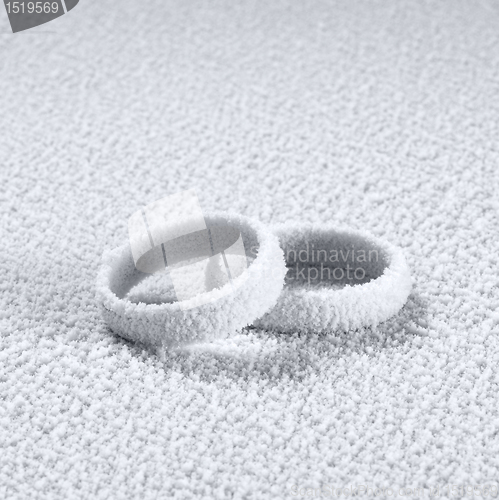 Image of frosted wedding rings