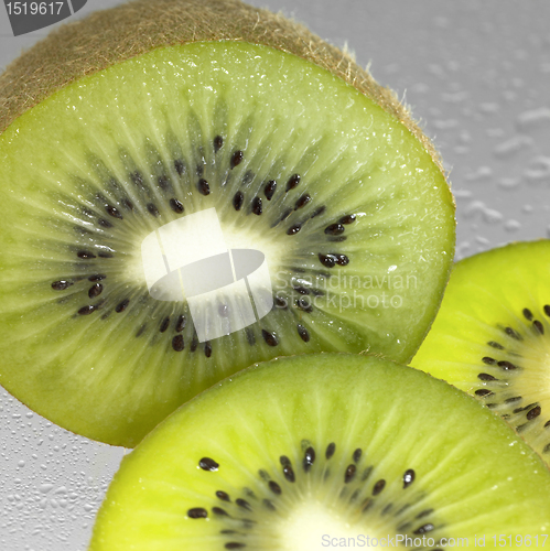 Image of fresh sliced kiwi fruits