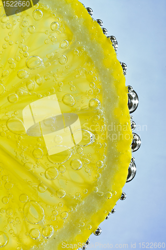 Image of lemon with bubbles