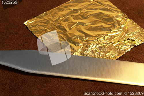 Image of gold leaf and blade