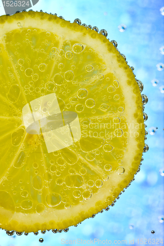 Image of lemon with bubbles