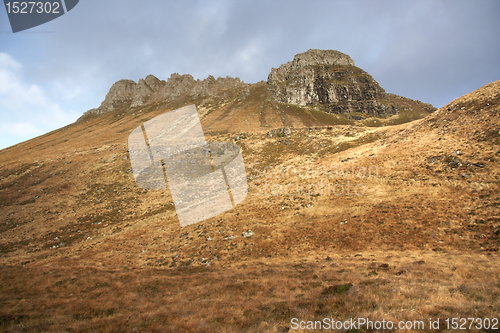 Image of brown overgrown hills near Stac Pollaidh