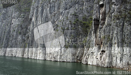 Image of rock formation at Yangtze River