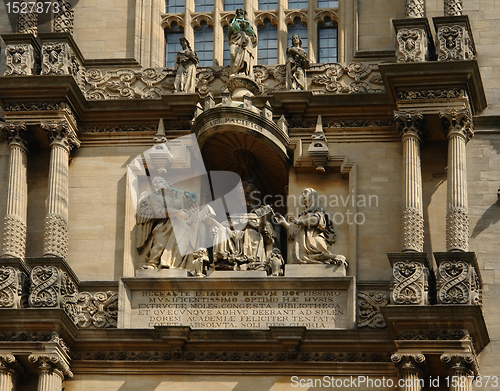 Image of sculptures on a house facade in Oxford