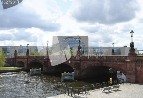 Image of Federal Chancellery and bridge