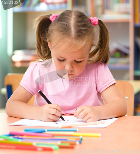 Image of Little girl is drawing with felt-tip pen