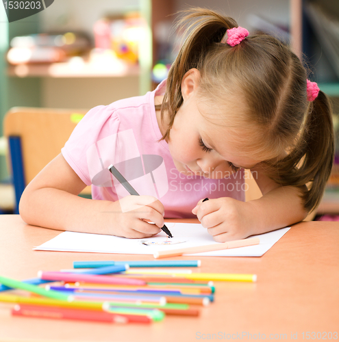 Image of Little girl is drawing with felt-tip pen