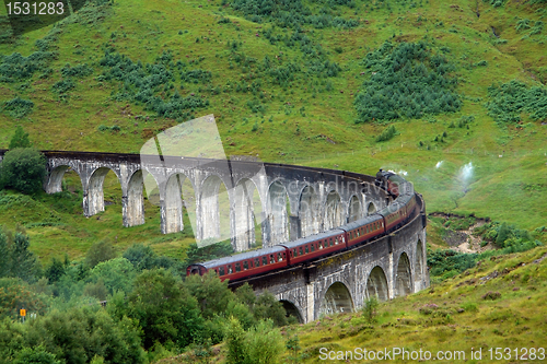 Image of Glenfinnan Viaduct in green anbiance