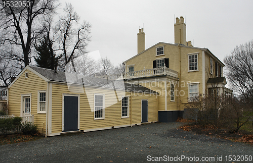 Image of Longfellow House in cloudy ambiance