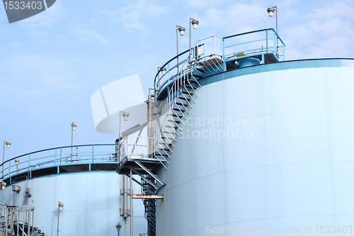 Image of large white tanks for petrol and oil in the Rotterdam harbor