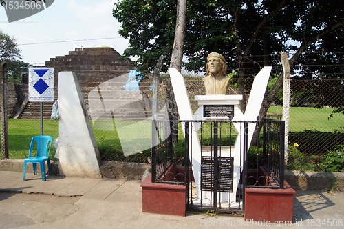 Image of Che Guevara and pyramid in Tazumal, Salvador