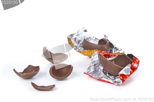 Image of cracked chocolate egg 