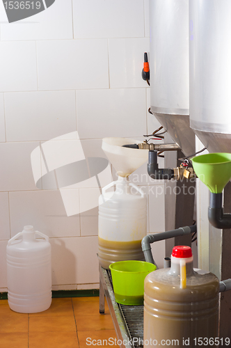 Image of Filling olive oil