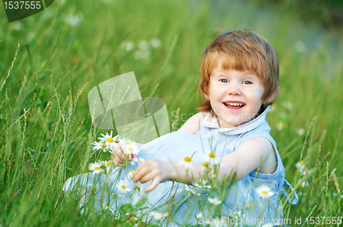 Image of child girl with chamomile daisy