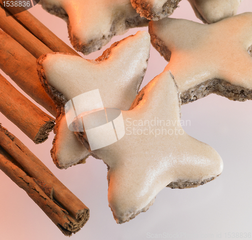 Image of cinnamon stars and sticks
