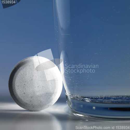 Image of fizzy tablet beside a glass of water