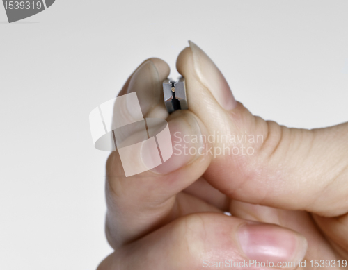 Image of tweezers and splinter