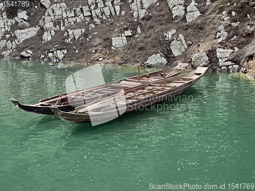 Image of rowboats at River Shennong Xi