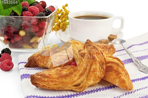 Image of Bun and coffee berries on a napkin