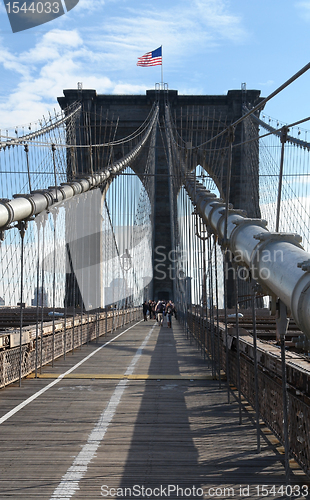 Image of the Brooklyn Bridge in sunny ambiance