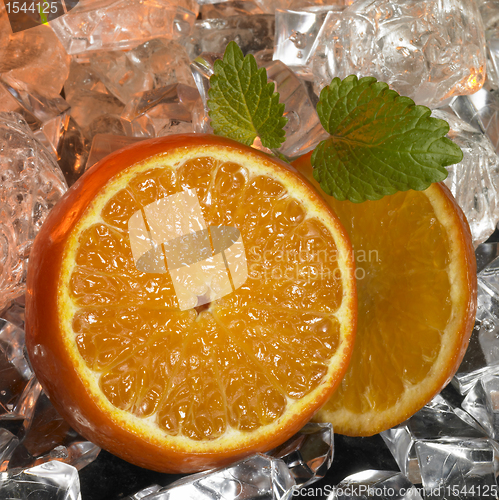 Image of sliced oranges and ice cubes