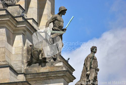 Image of sculptures at the Reichstag