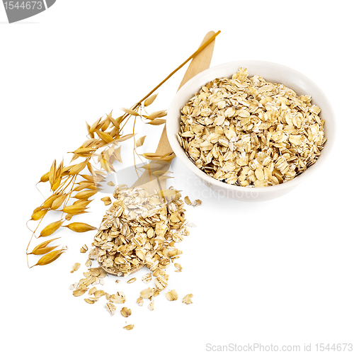 Image of Rolled oats in a bowl and spoon