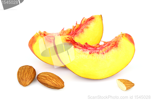 Image of Almonds kernel with slices of peach