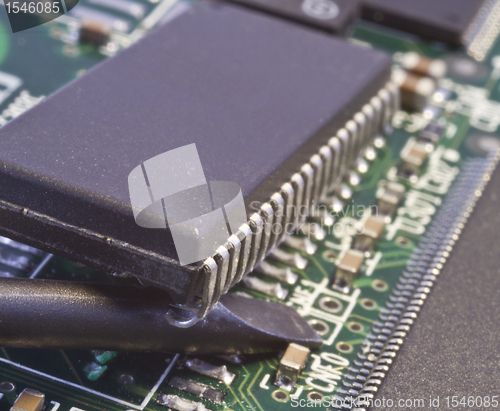 Image of taking chip from circuit board by force