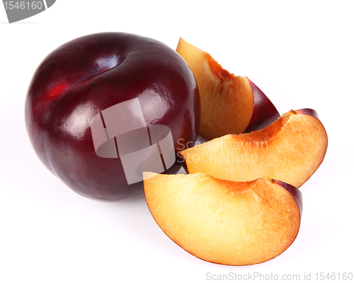 Image of Ripe plum with slices