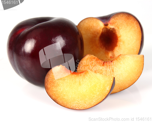 Image of Fresh plum with slices