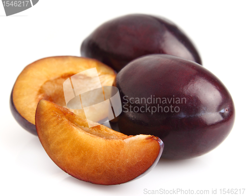 Image of Sweet plums with slices