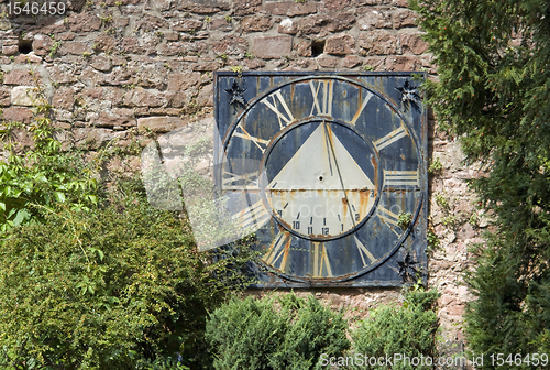 Image of old sundial on a brick wall