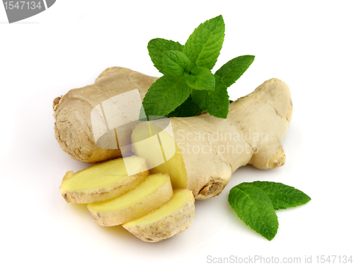 Image of Ginger root with leaves of mint