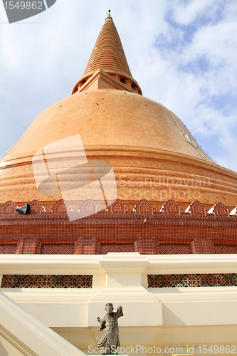 Image of Statue and stupa