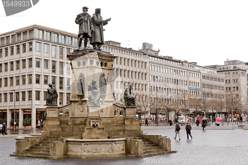 Image of RoÃŸmarkt square statue