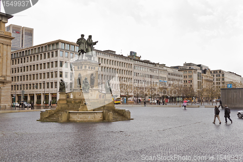 Image of RoÃŸmarkt square statue