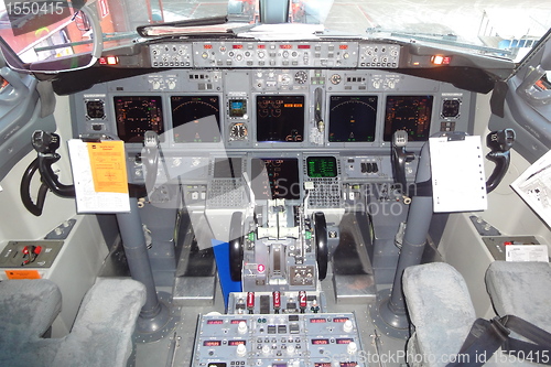 Image of Empty cocpit in a Boeing 737