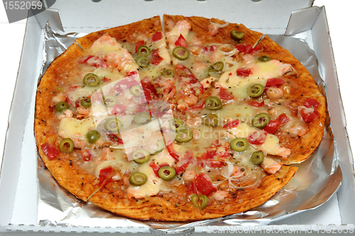 Image of pizza with seafood in box