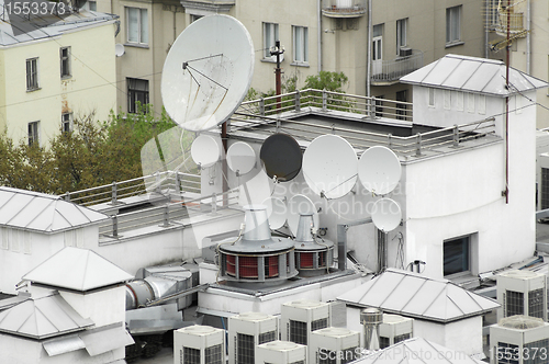 Image of Rooftop antenna wires 