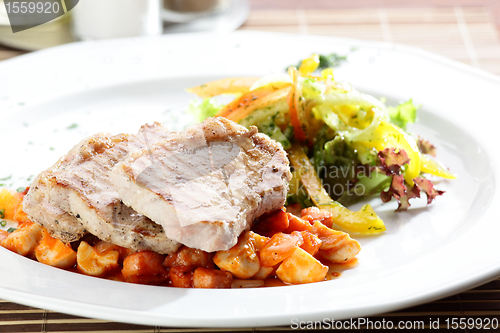 Image of fresh salad with meat