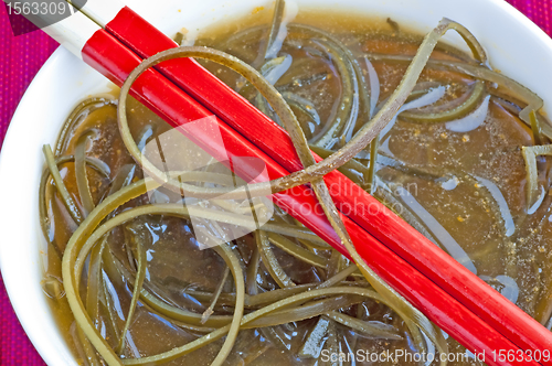 Image of soup with seaweed 