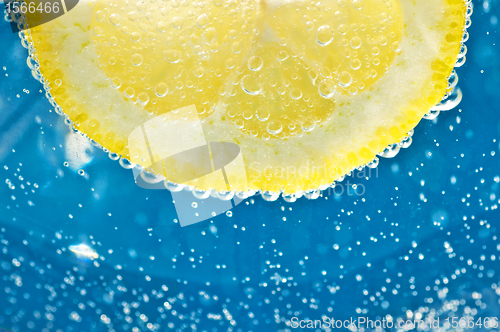 Image of lemon in mineral water