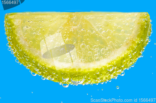 Image of lemon in mineral water
