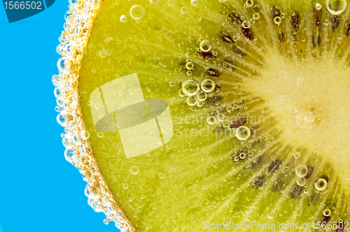 Image of kiwi in mineral water