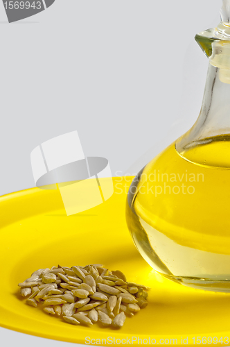 Image of sunflower oil and sunflower seeds